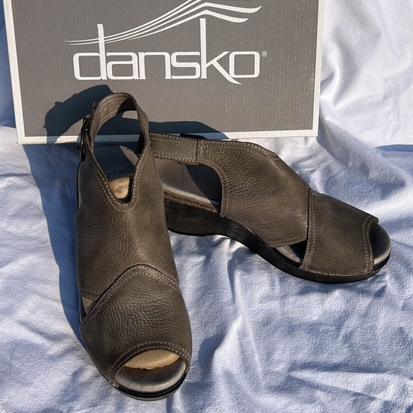 Dansko Vanda Wedge Leather Peep Toe Buckle Sandal Size 40 gray - Picture 2 of 5